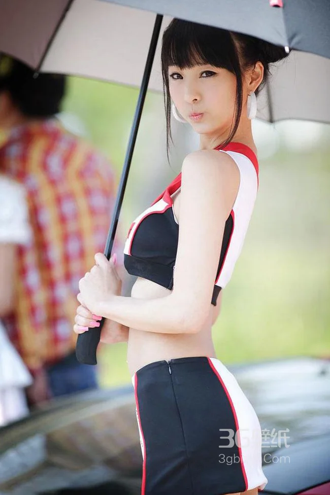 赛场上伞下的可爱车模手机壁纸1