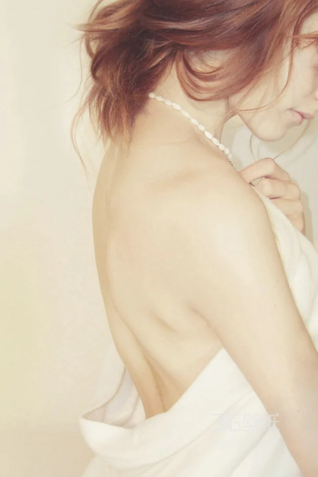 美女香肩裸露高清手机桌面1