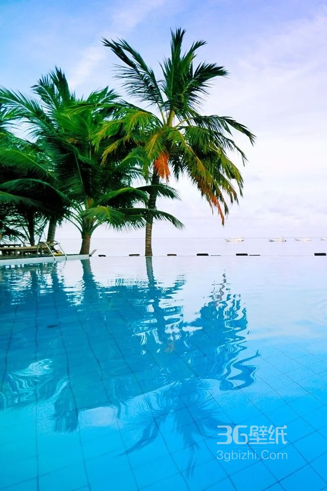 三亚蔚蓝的海水高清手机桌面1