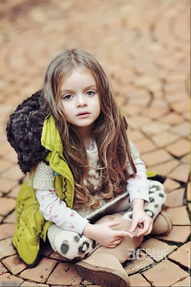 在干枯的河床上的俄罗斯小萝莉手机壁纸1