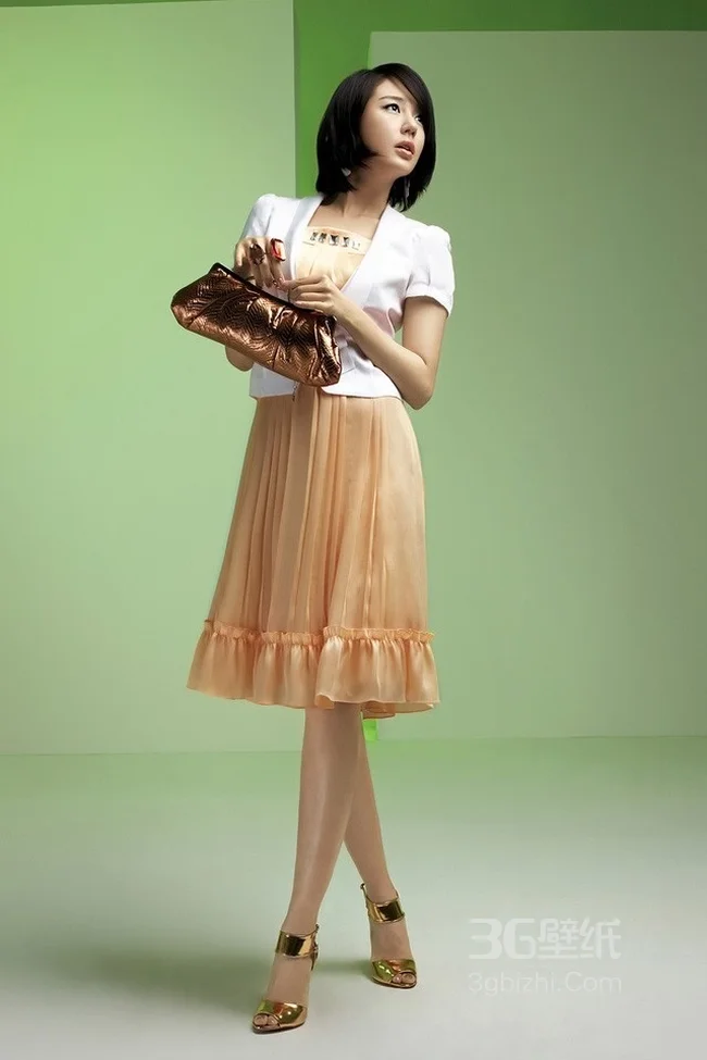 绿色背景下的职业美女手机壁纸下载1