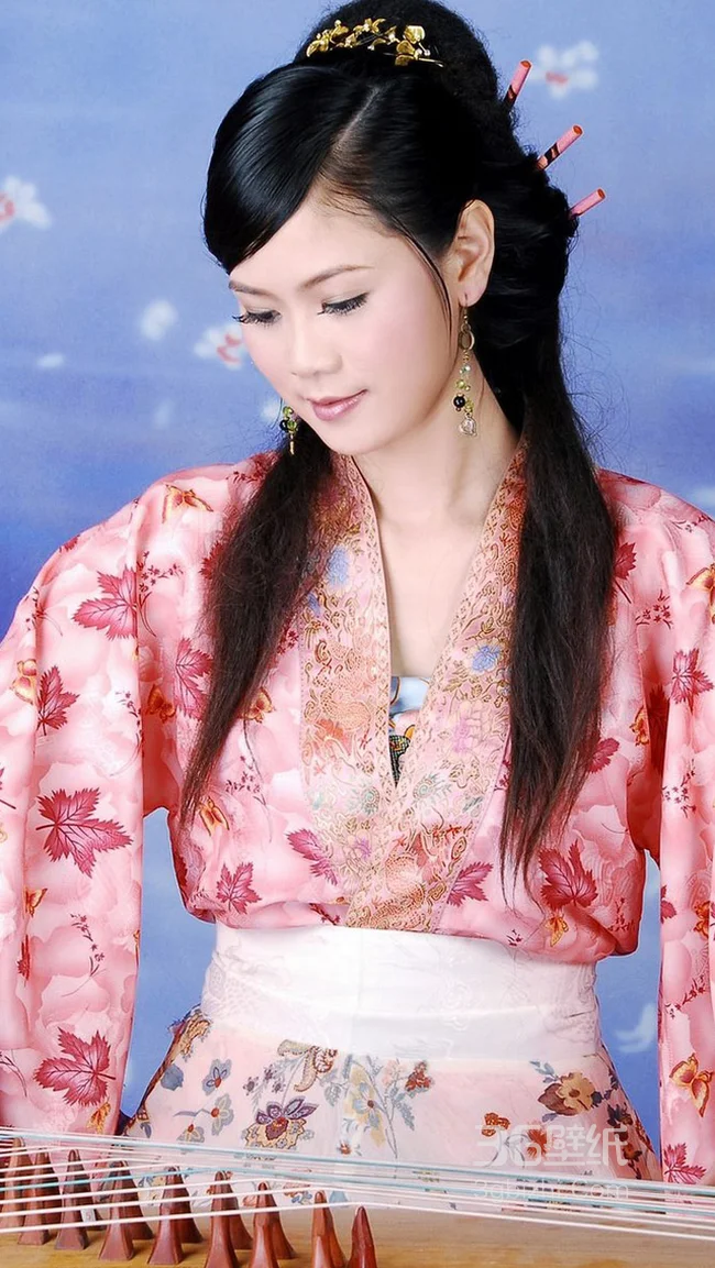 弹古筝的古典美人手机壁纸1