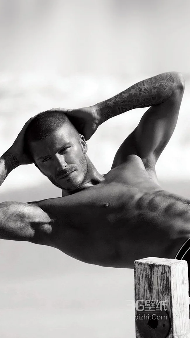 体育明星贝克汉姆秀肌肉1