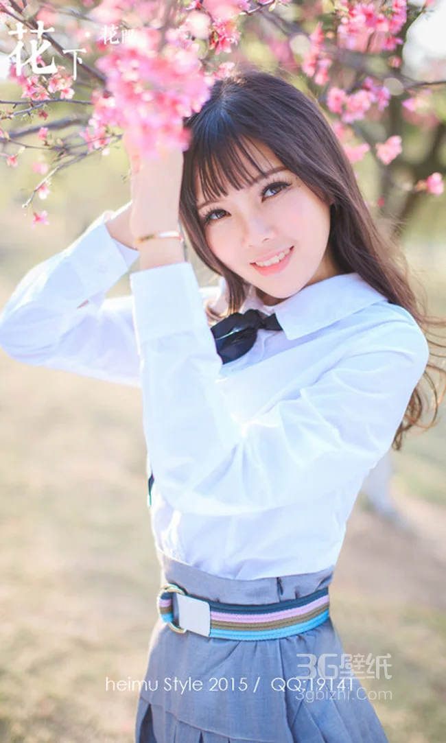 桃花下的大眼睛美女高清手机壁纸图片1