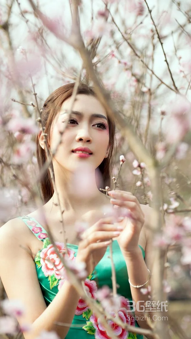 桃花树林里的美女手机壁纸1