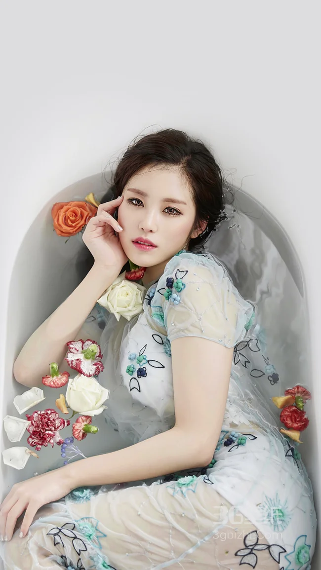 浴缸里的湿身美女1