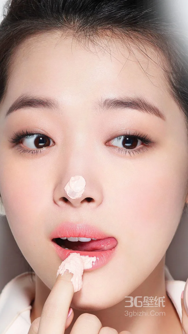 吃蛋糕的美女头像壁纸1