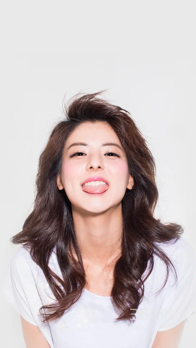 吐舌头的可爱长发美女手机壁纸下载1