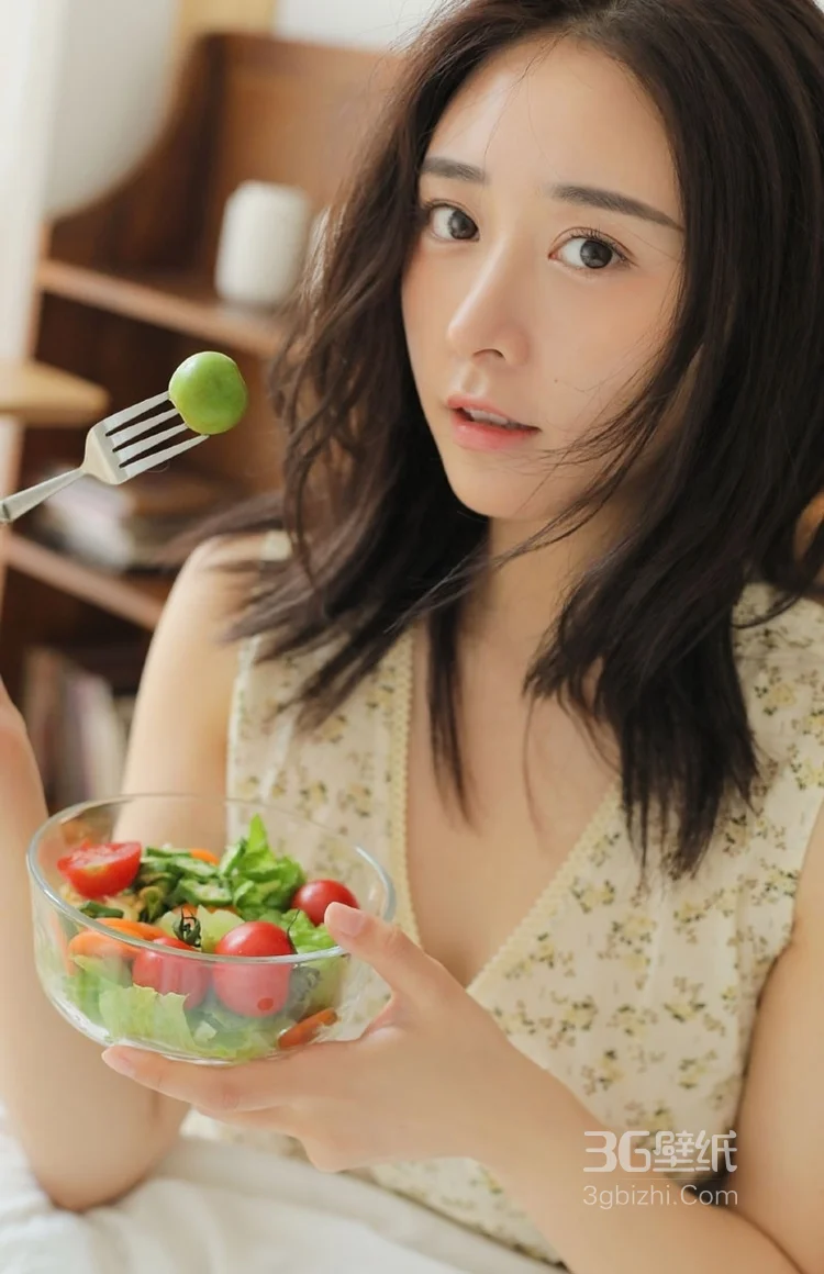 花背心可爱女生喂你吃水果5