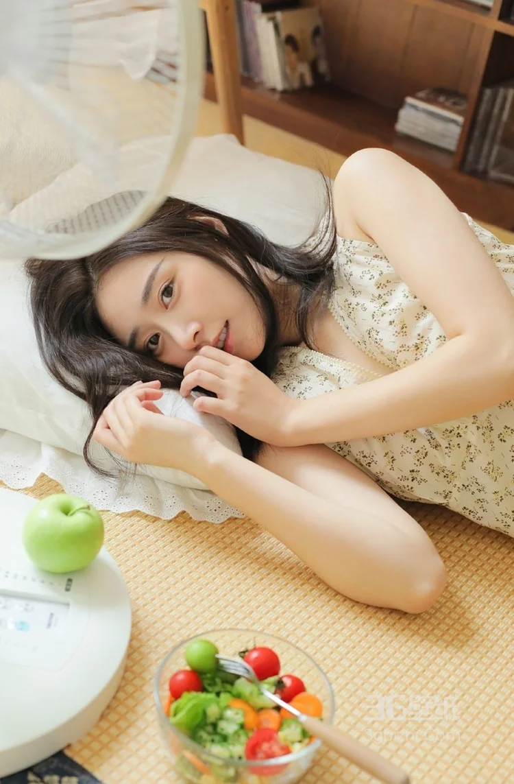 花背心可爱女生喂你吃水果6