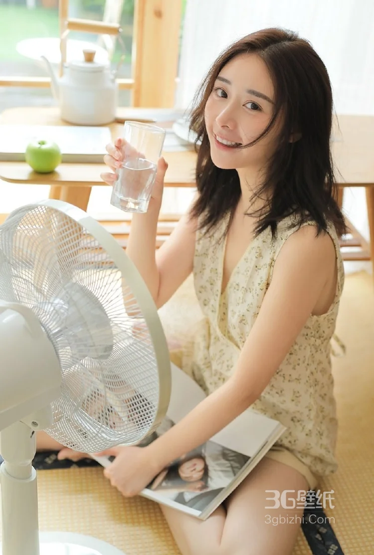 花背心可爱女生喂你吃水果4