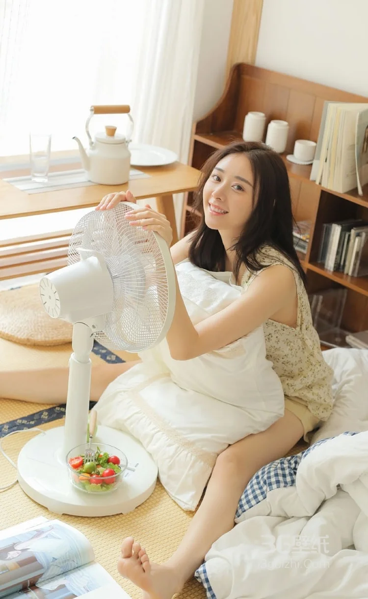 花背心可爱女生喂你吃水果7