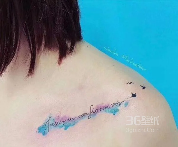 好看的女生肩部锁骨处纹身，彩色的花朵图案很清新诱惑4