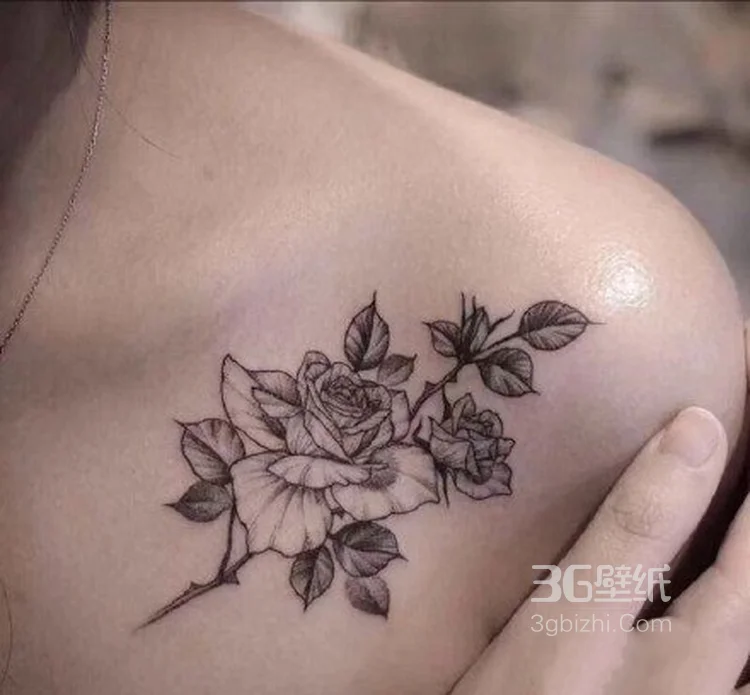 好看的女生肩部锁骨处纹身，彩色的花朵图案很清新诱惑8