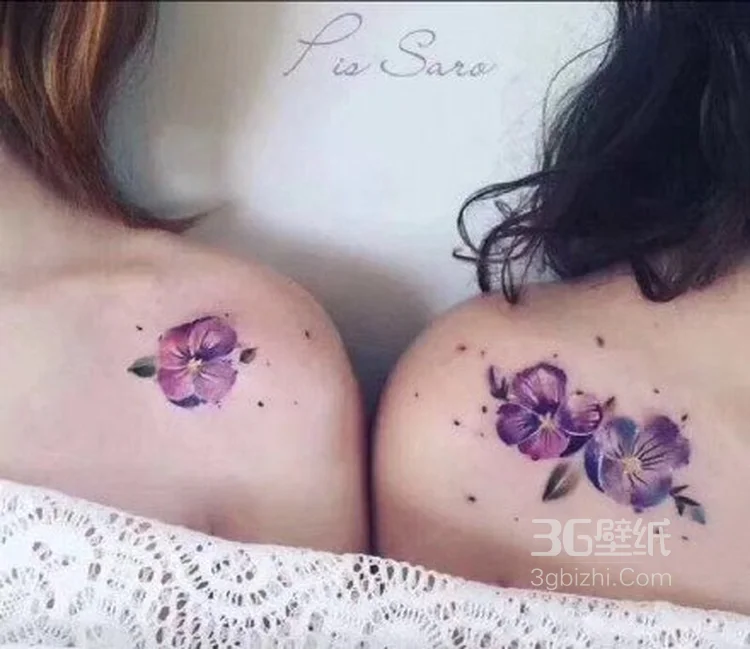 好看的女生肩部锁骨处纹身，彩色的花朵图案很清新诱惑7