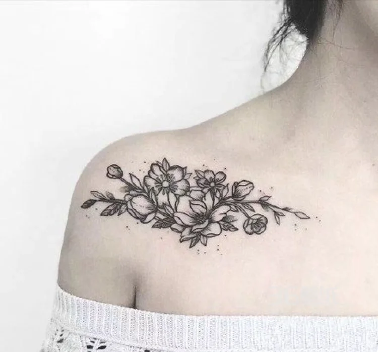 好看的女生肩部锁骨处纹身，彩色的花朵图案很清新诱惑3