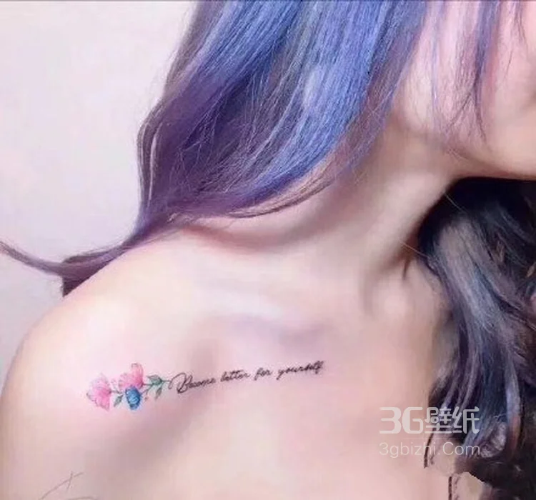 好看的女生肩部锁骨处纹身，彩色的花朵图案很清新诱惑2