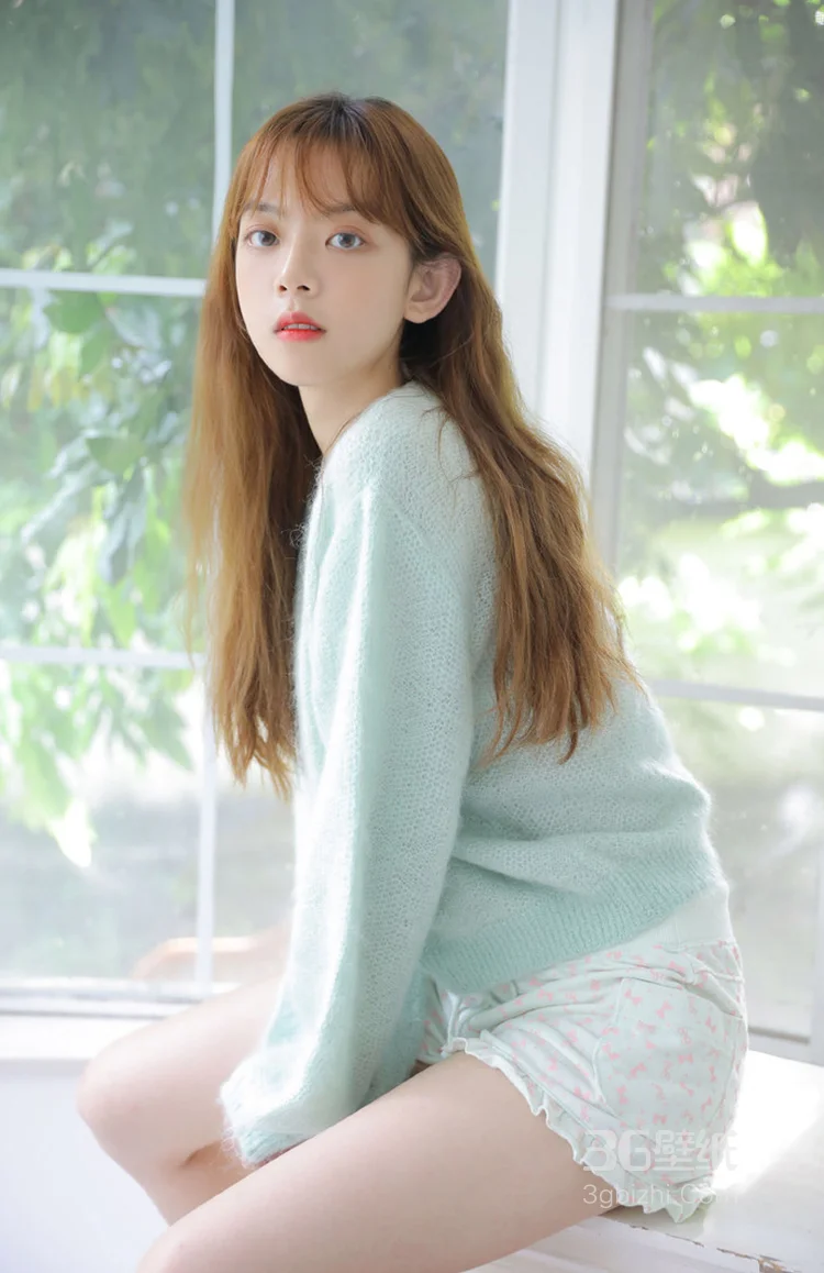 好看的毛衣短裤美腿妹子坐在窗户前的桌子上拍写真5