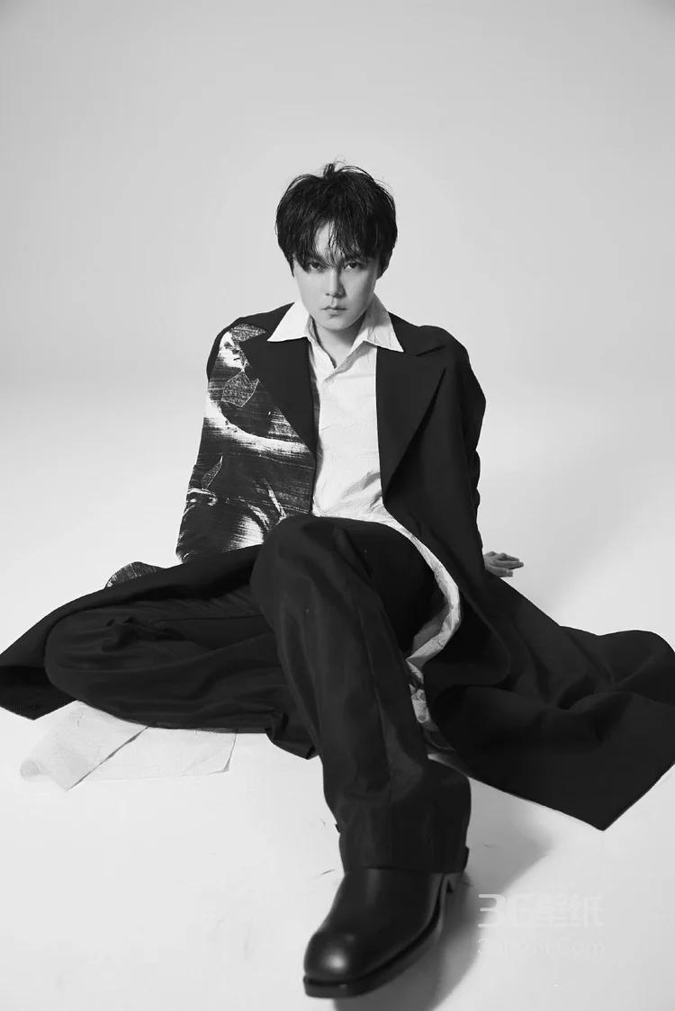 “一剪梅”尹正化身慵懒男神，黑衣黑裤黑鞋一黑到底4