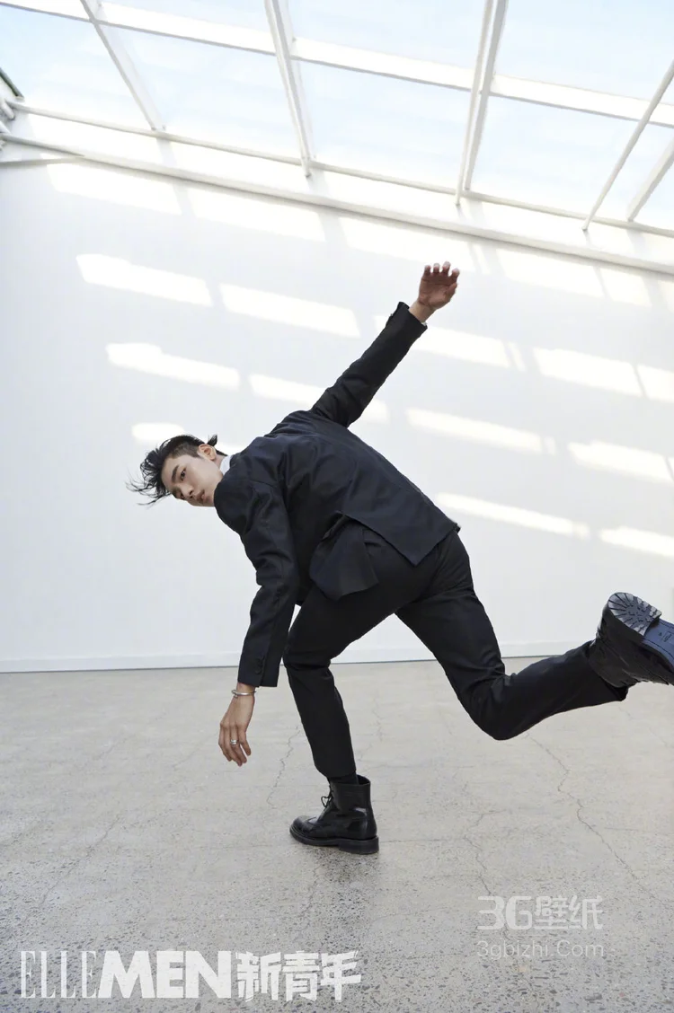 双眼皮帅哥王子异时尚潮流发型抢眼，变身