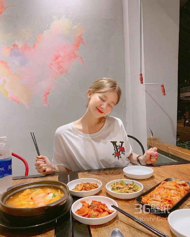 美女和美食合拍的正确姿势1