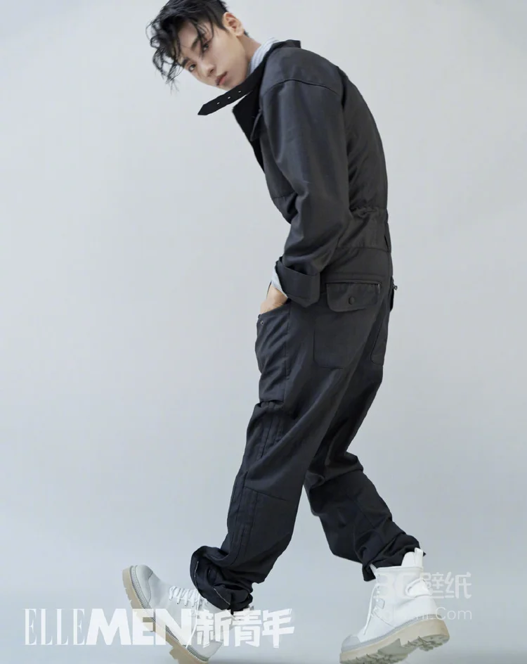 双眼皮帅哥王子异时尚潮流发型抢眼，变身