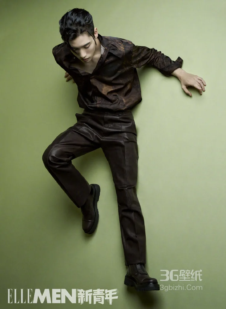 双眼皮帅哥王子异时尚潮流发型抢眼，变身