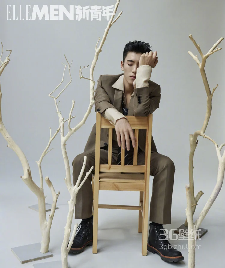 双眼皮帅哥王子异时尚潮流发型抢眼，变身