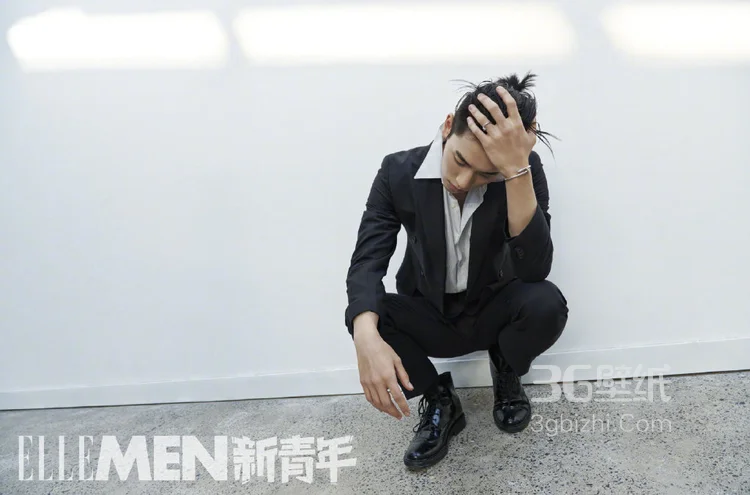 双眼皮帅哥王子异时尚潮流发型抢眼，变身