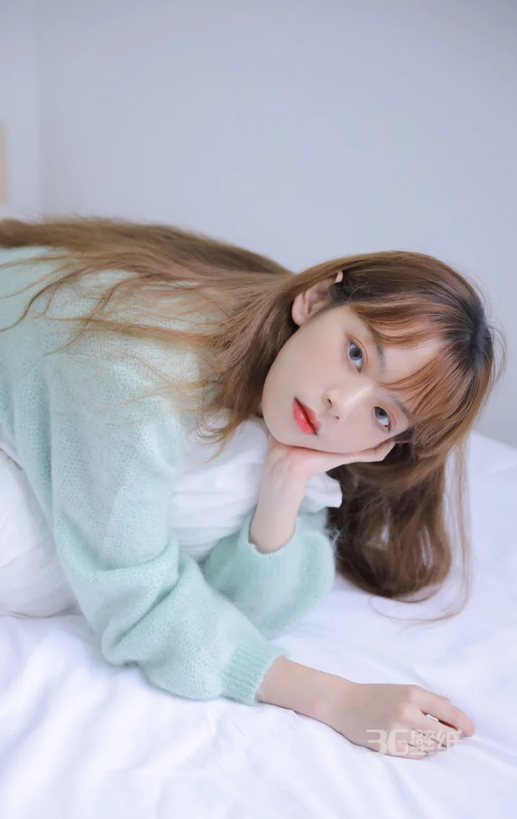 好看的毛衣短裤美腿妹子坐在窗户前的桌子上拍写真4