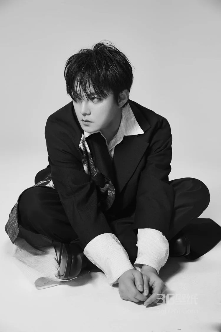 “一剪梅”尹正化身慵懒男神，黑衣黑裤黑鞋一黑到底5