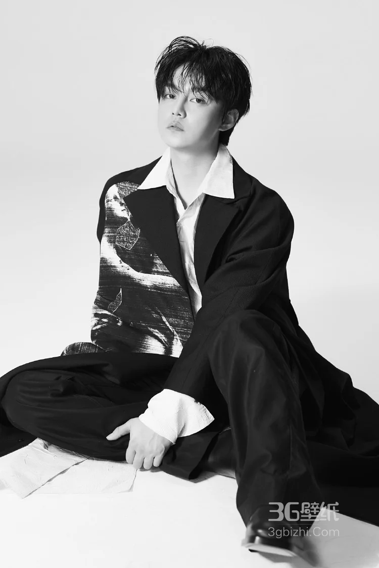 “一剪梅”尹正化身慵懒男神，黑衣黑裤黑鞋一黑到底3