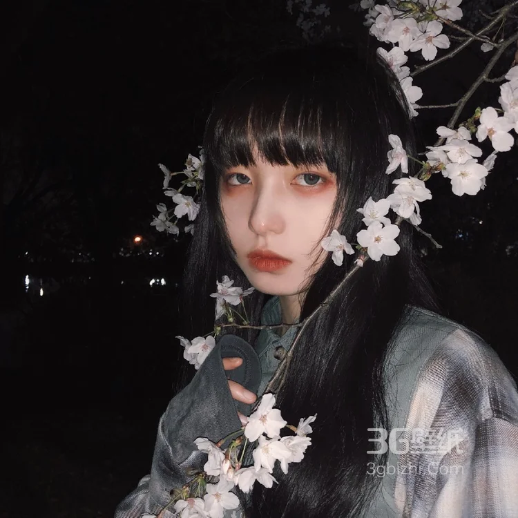 冷艳烟熏妆非主流美女图片，可做头像。6