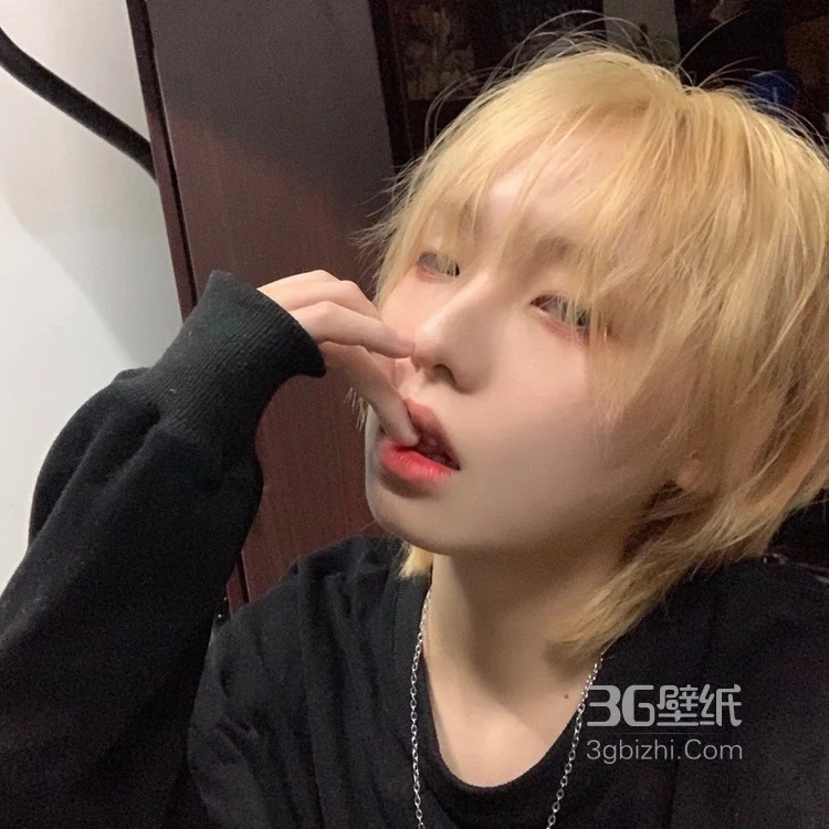 冷艳烟熏妆非主流美女图片，可做头像。4