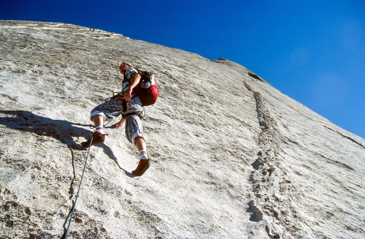 要技术，更需要胆识的高空攀岩运动图片大全3