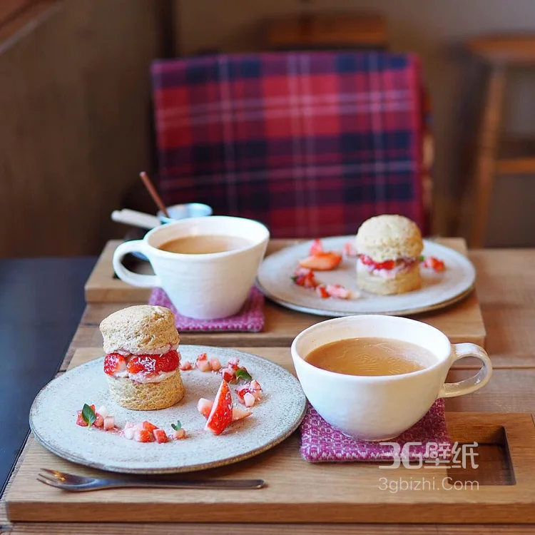 用草莓，猕猴桃，西瓜等制成的水果冰激凌甜食图片3