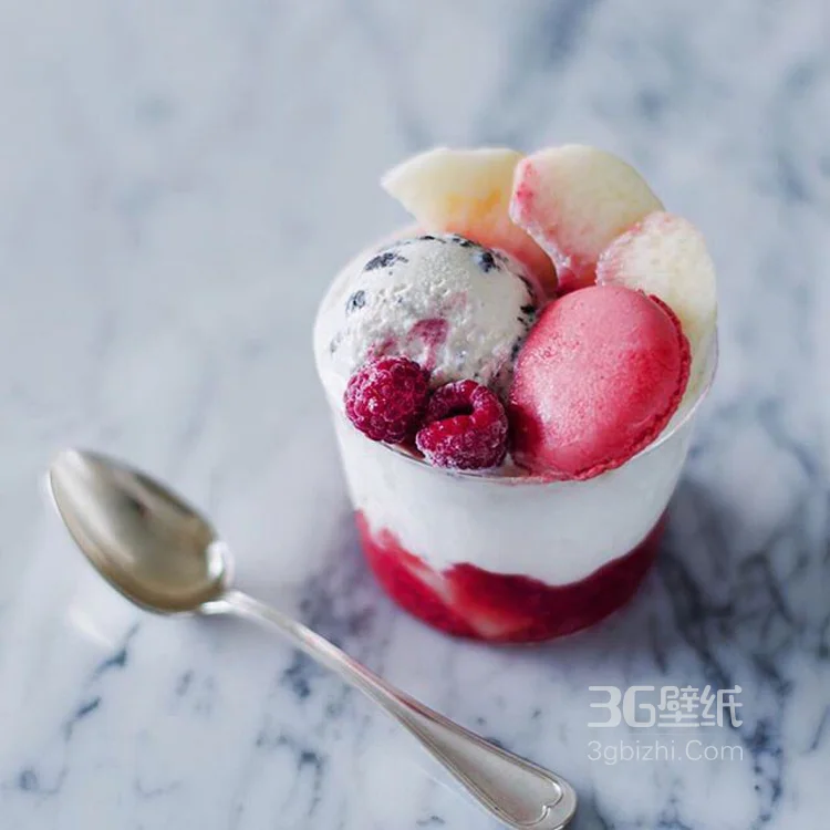 用草莓，猕猴桃，西瓜等制成的水果冰激凌甜食图片9