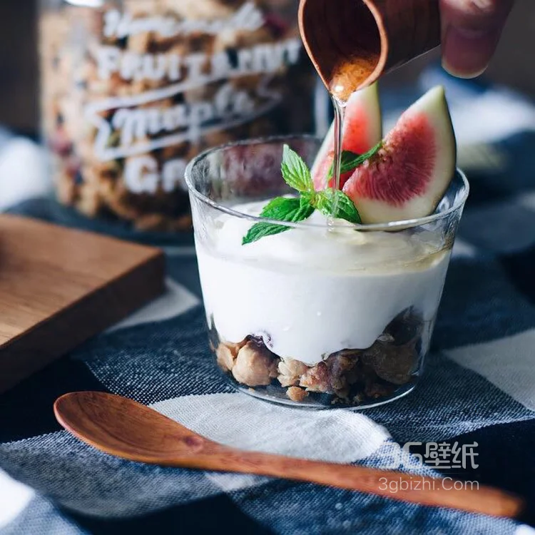 用草莓，猕猴桃，西瓜等制成的水果冰激凌甜食图片4