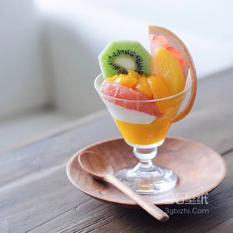 用草莓，猕猴桃，西瓜等制成的水果冰激凌甜食图片5