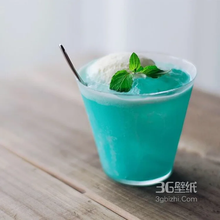 用草莓，猕猴桃，西瓜等制成的水果冰激凌甜食图片7