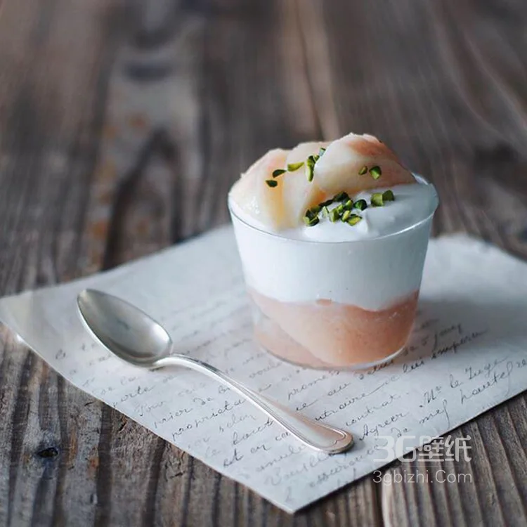 用草莓，猕猴桃，西瓜等制成的水果冰激凌甜食图片8