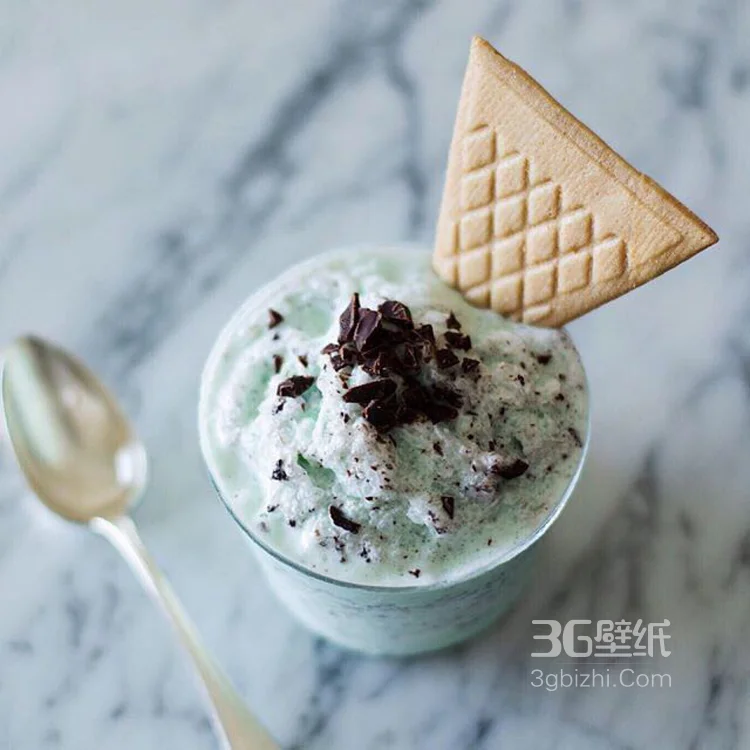 用草莓，猕猴桃，西瓜等制成的水果冰激凌甜食图片6