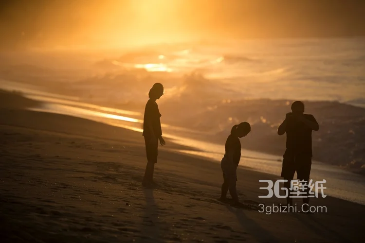 风景怡人的三亚沙滩海边，熙熙攘攘的人们戏水唯美图片7