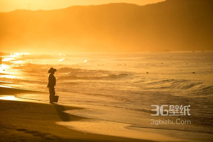 风景怡人的三亚沙滩海边，熙熙攘攘的人们戏水唯美图片2