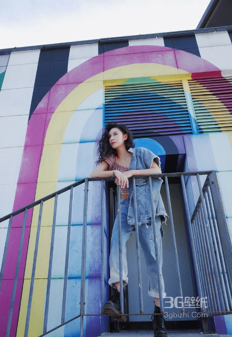 大学校园的靓丽风景，黄柳嫣牛仔套装校园街拍写真2