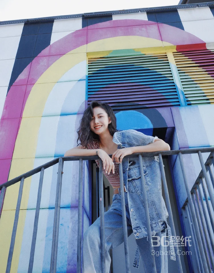 大学校园的靓丽风景，黄柳嫣牛仔套装校园街拍写真6