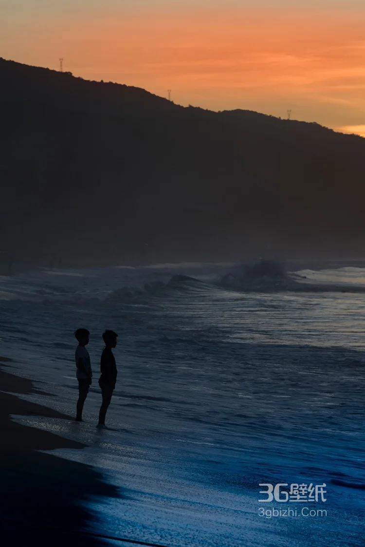 风景怡人的三亚沙滩海边，熙熙攘攘的人们戏水唯美图片10