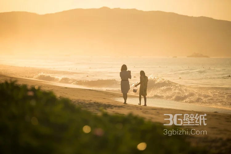 风景怡人的三亚沙滩海边，熙熙攘攘的人们戏水唯美图片11