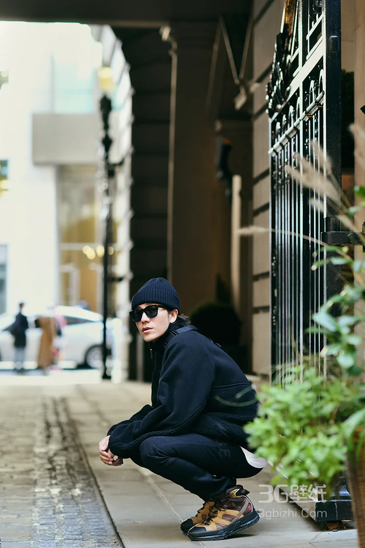 陈坤包裹严实现身伦敦街头，黑色系酷装街头驻足观望2