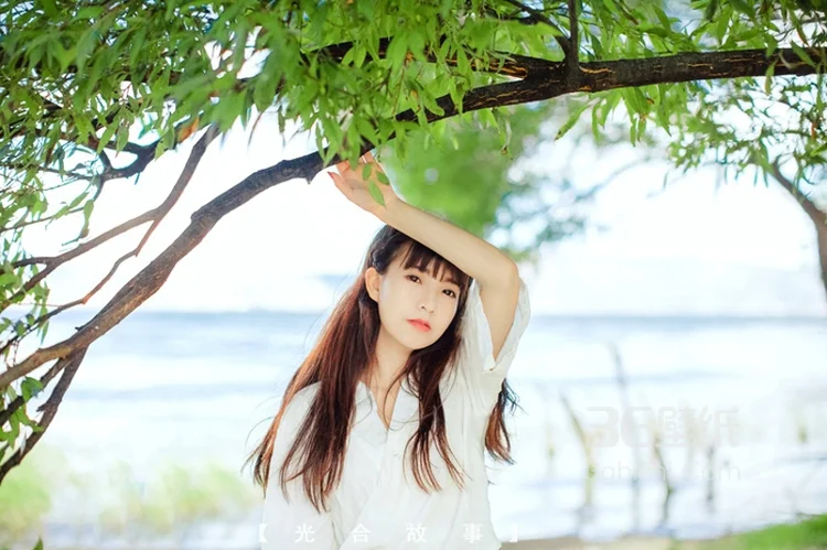 佛系少女白衫红裙唯美写真，手戴串珠吹笛冥想很仙气5